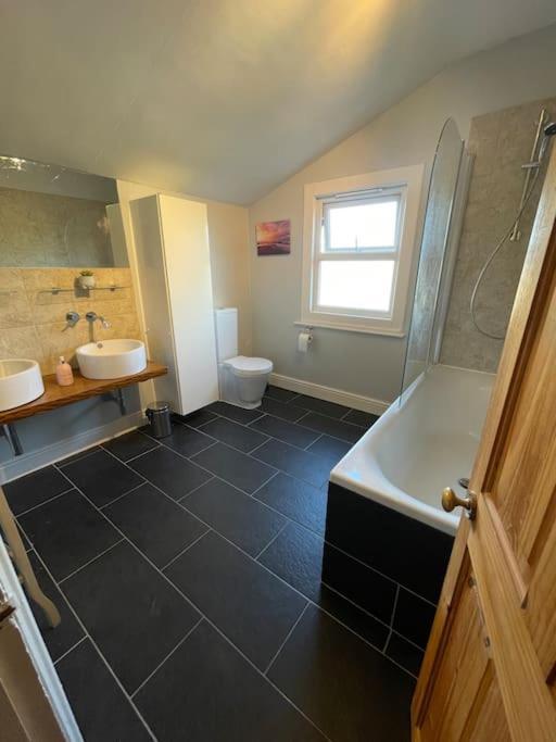 Gloucester Rd 2 Mins Away - Fab, New, Trendy House Бристол Екстериор снимка