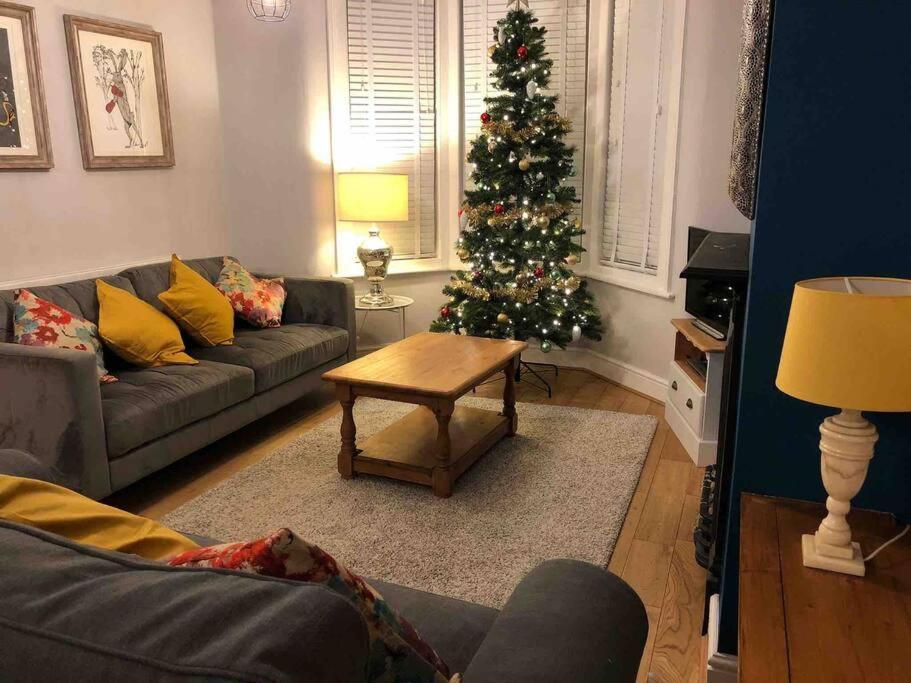 Gloucester Rd 2 Mins Away - Fab, New, Trendy House Бристол Екстериор снимка