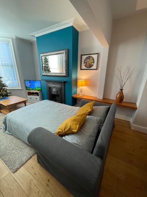 Gloucester Rd 2 Mins Away - Fab, New, Trendy House Бристол Екстериор снимка