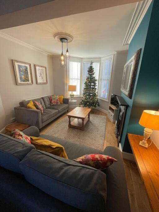 Gloucester Rd 2 Mins Away - Fab, New, Trendy House Бристол Екстериор снимка