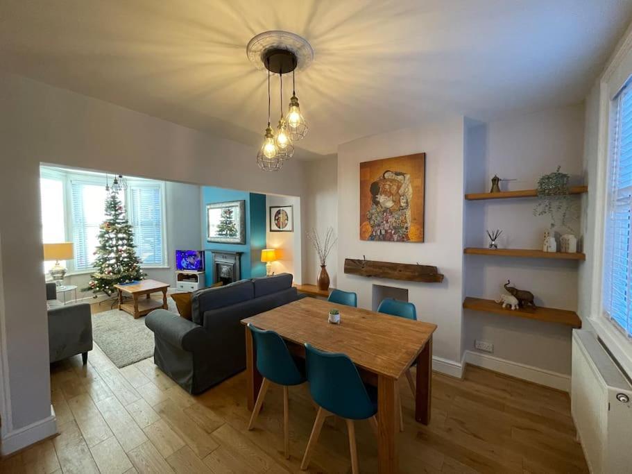 Gloucester Rd 2 Mins Away - Fab, New, Trendy House Бристол Екстериор снимка