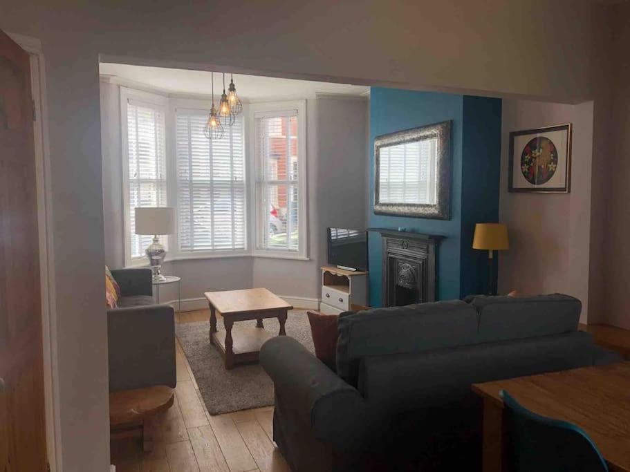 Gloucester Rd 2 Mins Away - Fab, New, Trendy House Бристол Екстериор снимка